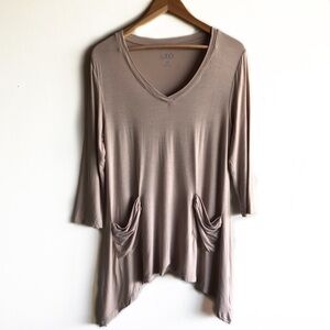 LOGO Lori Goldstein blush pink v-neck top